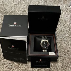 Beautiful timeless Swiss Mens Tag Heuer stainless steel watch with black face.